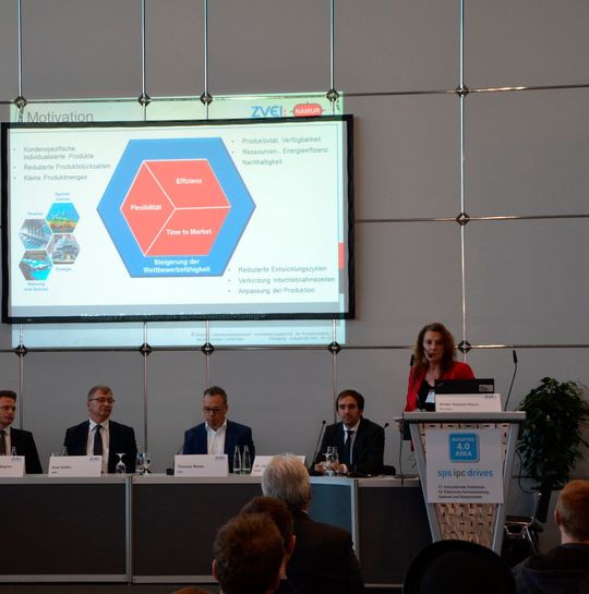 Mit modularer Automation zur flexiblen Produktion – Thema der diesjährigen ZVEI/VDMA-Podiumsdiskussion zur SPS Mit modularer Automation zur flexiblen Produktion – Thema der diesjährigen ZVEI/VDMA-Podiumsdiskussion zur SPS