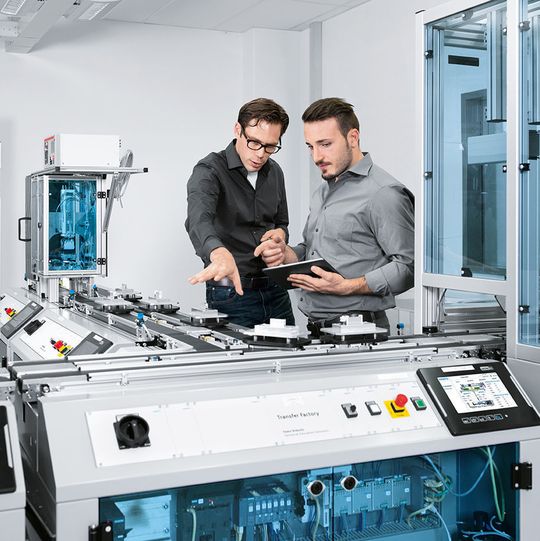 Qualifikation für Industrie 4.0: Festo Didactic bietet mit der CP Factory eine cyber-physische Lern- und Forschungsplattform. Die Plattform bildet die Stationen einer realen Produktionsanlage modellhaft ab. Qualifikation für Industrie 4.0: Festo Didactic bietet mit der CP Factory eine cyber-physische Lern- und Forschungsplattform. Die Plattform bildet die Stationen einer realen Produktionsanlage modellhaft ab.
