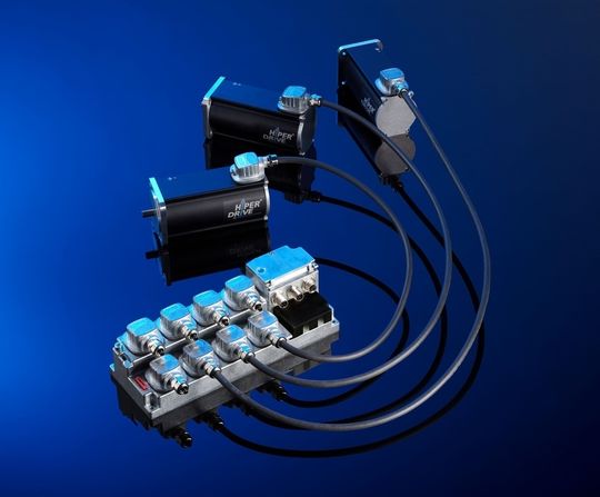 Die Motoren: Die funktional abgestuften HIPERDRIVE-Systemversionen – hier gemeinsam an einem Hub - stehen für die Möglichkeit, die Anforderungen und Bedürfnisse der Anwender gleichermaßen lösungsorientiert und wirtschaftlich abzudecken. Die Motoren: Die funktional abgestuften HIPERDRIVE-Systemversionen – hier gemeinsam an einem Hub - stehen für die Möglichkeit, die Anforderungen und Bedürfnisse der Anwender gleichermaßen lösungsorientiert und wirtschaftlich abzudecken.