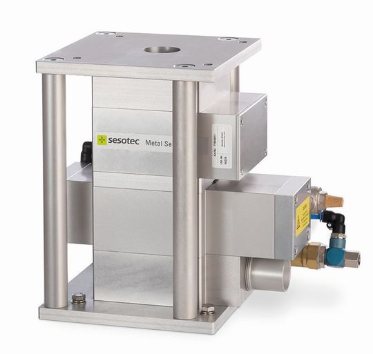 Mit einem Metallseparator des Typs Protector von Sesotec, der 40 mm Durchlassweite hat, können beispielsweise FE-Metallverunreinigungen ab 0,4 mm Durchmesser in Kunststoffgranulat gefunden werden. Mit einem Metallseparator des Typs Protector von Sesotec, der 40 mm Durchlassweite hat, können beispielsweise FE-Metallverunreinigungen ab 0,4 mm Durchmesser in Kunststoffgranulat gefunden werden.