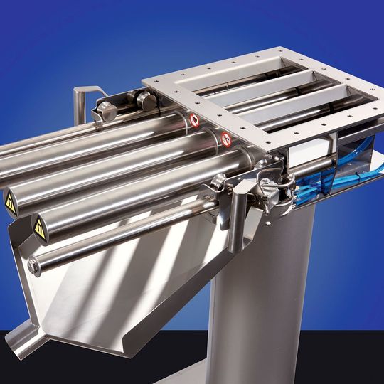 Die neue Generation von Clean-Flow-Magneten benötigt nur eine geringe Einbauhöhe und entfernt Metallteilchen ab 30 μm aus Pulvern. Die neue Generation von Clean-Flow-Magneten benötigt nur eine geringe Einbauhöhe und entfernt Metallteilchen ab 30 μm aus Pulvern.