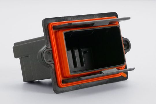 Der Flüssigsiliconkautschuk Elastosil LR 3072/50 eignet sich besonders gut als Dichtungskomponente von Zwei-Komponenten-Formteilen. Der Flüssigsiliconkautschuk Elastosil LR 3072/50 eignet sich besonders gut als Dichtungskomponente von Zwei-Komponenten-Formteilen.