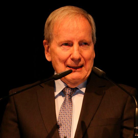 Der Zentralverband Deutsches Kraftfahrzeuggewerbe hat Verbandssyndikus Jürgen Eckardt mit der Goldenen Ehrennadel ausgezeichnet.