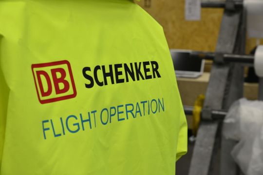 DB Schenker sorgt dafür, dass Waren mit dem Flugzeug dorthin gelangen, wo der Kunde es wünscht. DB Schenker sorgt dafür, dass Waren mit dem Flugzeug dorthin gelangen, wo der Kunde es wünscht.
