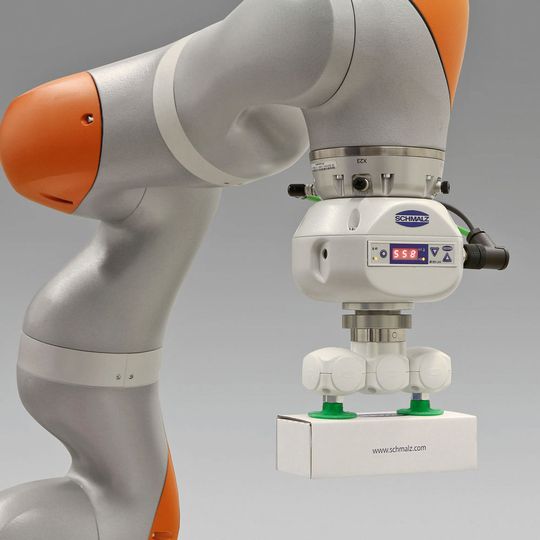 Schmalz stellt mit dem Greifer für druckluftfreie Vakuumerzeugung eine Technologieentwicklung vor, die sich für den Einsatz in autonomen Warenlagern eignet. Schmalz stellt mit dem Greifer für druckluftfreie Vakuumerzeugung eine Technologieentwicklung vor, die sich für den Einsatz in autonomen Warenlagern eignet.