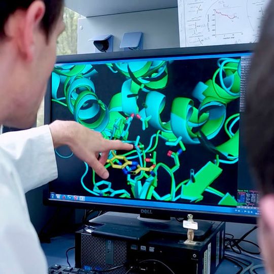Manche Enzyme haben Forscher des Max-Planck-Instituts für terrestrische Mikrobiologie unter anderem mithilfe von Computersimulationen so maßgeschneidert, dass sie zum CETCH-Zyklus passen. (Ausschnitt) Manche Enzyme haben Forscher des Max-Planck-Instituts für terrestrische Mikrobiologie unter anderem mithilfe von Computersimulationen so maßgeschneidert, dass sie zum CETCH-Zyklus passen. (Ausschnitt)