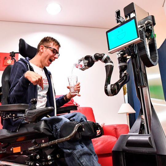 Roboter Marvin schenkt Rollstuhlfahrer Marvin Thurner am 09.11.2016 im Körperbehindertenzentrum Oberschwaben in Weingarten (Baden-Württemberg) ein Glas Wasser ein.