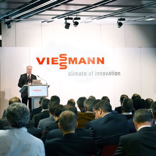 „Die Energiewende ist eine Herausforderung, vor allem aber eine große Chance für die Industrie“: CEO Joachim Janssen begrüßte die Teilnehmer des 3. Industrieforums. „Die Energiewende ist eine Herausforderung, vor allem aber eine große Chance für die Industrie“: CEO Joachim Janssen begrüßte die Teilnehmer des 3. Industrieforums.