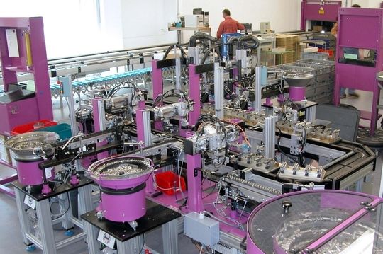 Die Montage In der aus sechs Montage-, zwei Kontroll- und einer Auswerfstation bestehenden Montageanlage werden die Audiostecker einbaufertig montiert. Fünf aus Domino-Elementen aufgebaute X-Z-Achsen, teilweise mit Schwenkachse und Greifer ausgerüstet, transportieren und positionieren die verschiedenen Bauteile von den Vereinzelungsstationen bis zur Montagestelle. Die Montage In der aus sechs Montage-, zwei Kontroll- und einer Auswerfstation bestehenden Montageanlage werden die Audiostecker einbaufertig montiert. Fünf aus Domino-Elementen aufgebaute X-Z-Achsen, teilweise mit Schwenkachse und Greifer ausgerüstet, transportieren und positionieren die verschiedenen Bauteile von den Vereinzelungsstationen bis zur Montagestelle.