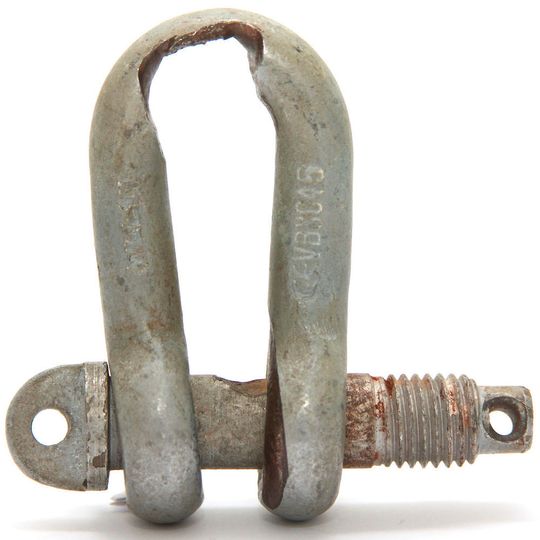 Schäkel (1 t Tragfähigkeit) und Bolzen sind an der Berührungsstelle zur Lastaufnahme stark verschlissen, daraus resultiert die Verformung beider Teile. Schäkel (1 t Tragfähigkeit) und Bolzen sind an der Berührungsstelle zur Lastaufnahme stark verschlissen, daraus resultiert die Verformung beider Teile.