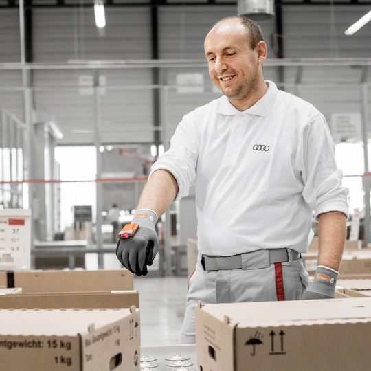 Scannerhandschuhe erleichtern den Mitarbeitern der internationalen Logistik im Audi Werk Ingolstadt die Arbeit: Für den weltweiten Teileversand nutzen sie den „ProGlove“ Handschuh „Mark“ mit eingearbeitetem Barcode Scanner. Scannerhandschuhe erleichtern den Mitarbeitern der internationalen Logistik im Audi Werk Ingolstadt die Arbeit: Für den weltweiten Teileversand nutzen sie den „ProGlove“ Handschuh „Mark“ mit eingearbeitetem Barcode Scanner.