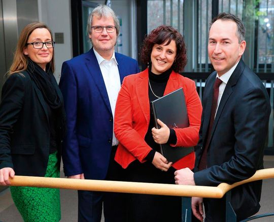 Jens Bullerjahn (zweiter von links), bis April 2016 Finanzminister des Landes Sachsen-Anhalt, und ISA-Projektteam Jens Bullerjahn (zweiter von links), bis April 2016 Finanzminister des Landes Sachsen-Anhalt, und ISA-Projektteam
