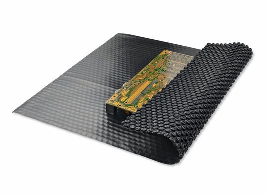 ESD-Luftpolsterfolien schützen vor Stößen sowie elektrostatischer Aufladung und sind farblich gekennzeichnet – von rosa für ladungsminimierende Wirkung bis schwarz für Schutz vor elektrostatischen Feldern. ESD-Luftpolsterfolien schützen vor Stößen sowie elektrostatischer Aufladung und sind farblich gekennzeichnet – von rosa für ladungsminimierende Wirkung bis schwarz für Schutz vor elektrostatischen Feldern.