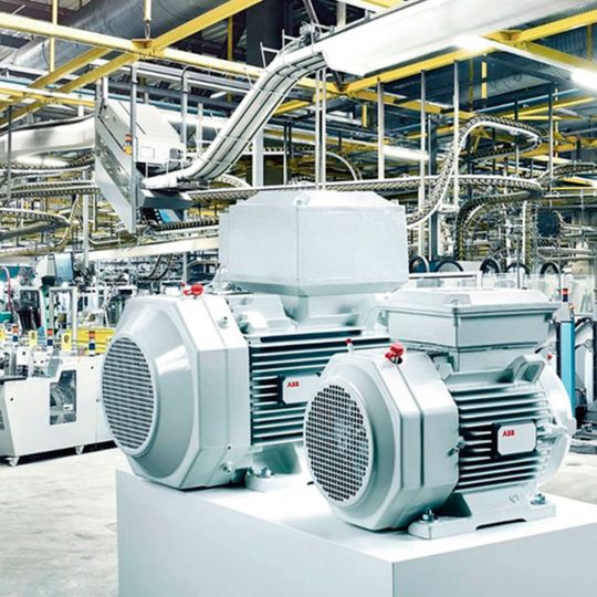 Eine intelligente Fabrik braucht intelligente Antriebskomponenten, wie die mit dem Smart Sensor ausgestatteten Niederspannungsmotoren. Damit ist eine Zustandsanalyse möglich, die auch dazu genutzt werden kann, Elektromotoren optimal zu betreiben. Eine intelligente Fabrik braucht intelligente Antriebskomponenten, wie die mit dem Smart Sensor ausgestatteten Niederspannungsmotoren. Damit ist eine Zustandsanalyse möglich, die auch dazu genutzt werden kann, Elektromotoren optimal zu betreiben.