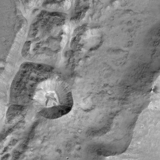 Bild eines Kraters von 1.4 km Durchmesser (links) auf dem Rand eines noch viel grösseren Kraters nahe dem Mars-Äquator. Die Auflösung beträgt 7.2m/Pixel. Die Bilder sind gestochen scharf und zeigen, dass die Datengewinnung der Kamera sehr gut funktioniert. (Ausschnitt) Bild eines Kraters von 1.4 km Durchmesser (links) auf dem Rand eines noch viel grösseren Kraters nahe dem Mars-Äquator. Die Auflösung beträgt 7.2m/Pixel. Die Bilder sind gestochen scharf und zeigen, dass die Datengewinnung der Kamera sehr gut funktioniert. (Ausschnitt)
