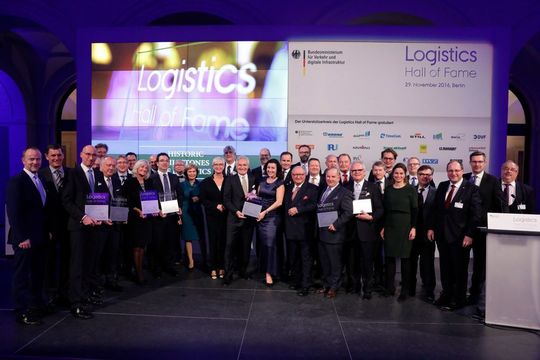 Protagonisten, Laudatoren und Neulinge in der Logistics Hall of Fame beim Gruppenbild im November 2016. Protagonisten, Laudatoren und Neulinge in der Logistics Hall of Fame beim Gruppenbild im November 2016.