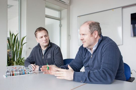 „Durch die Umstellung auf die Topjob-S-Reihenklemmen mit wartungsfreier Federanschlusstechnik konnten wir die Qualität unserer Maschinen weiter verbessern“, ist Markus Winterschladen von Schmoll Maschinen überzeugt. „Durch die Umstellung auf die Topjob-S-Reihenklemmen mit wartungsfreier Federanschlusstechnik konnten wir die Qualität unserer Maschinen weiter verbessern“, ist Markus Winterschladen von Schmoll Maschinen überzeugt.