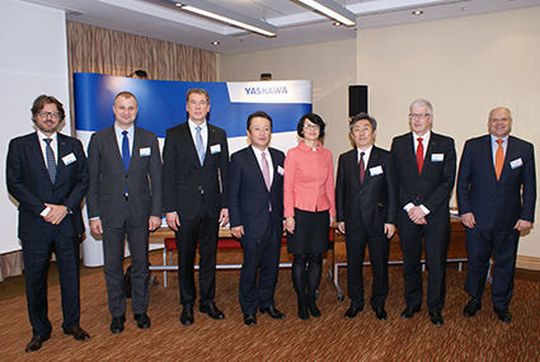 Das Yaskawa-Management (v.r.): Jukka-Pekka Mäkinen (President & CEO The Switch,Yaskawa), Manfred Stern (President & CEO Yaskawa Europe), Hiroshi Ogasawara (Representative Director & President Yaskawa Electric Corporation), Masahiro Ogawa (Corporate Vice President Yaskawa Electric Corporation, 5. v.r.), Bruno Schnekenburger (President & Division Director, Robotics Division Yaskawa Europe, 6. v.r.). Das Yaskawa-Management (v.r.): Jukka-Pekka Mäkinen (President & CEO The Switch,Yaskawa), Manfred Stern (President & CEO Yaskawa Europe), Hiroshi Ogasawara (Representative Director & President Yaskawa Electric Corporation), Masahiro Ogawa (Corporate Vice President Yaskawa Electric Corporation, 5. v.r.), Bruno Schnekenburger (President & Division Director, Robotics Division Yaskawa Europe, 6. v.r.).
