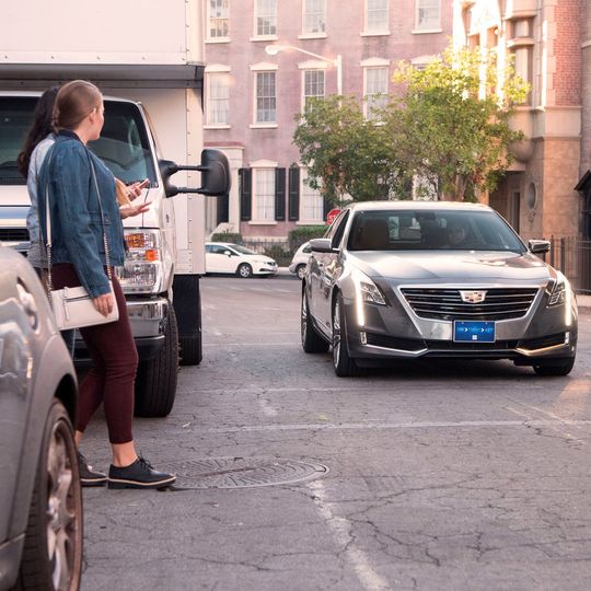 Der Algorithmus „X2Safe“ soll alle Verkehrsteilnehmer über eine Cloud vernetzen. Er soll zudem Gefahrenpotenziale rechtzeitig einschätzen und die Verkehrsteilnehmer warnen können. Der Algorithmus „X2Safe“ soll alle Verkehrsteilnehmer über eine Cloud vernetzen. Er soll zudem Gefahrenpotenziale rechtzeitig einschätzen und die Verkehrsteilnehmer warnen können.