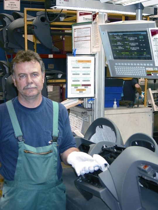 Ein repräsentativer Arbeitsplatz und ein Mitarbeiter mit TCI und Scanner. Ein repräsentativer Arbeitsplatz und ein Mitarbeiter mit TCI und Scanner.