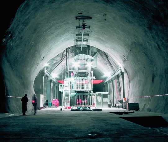 Einsichten: Verladestation am Schachtende des Service-Aufzugs. Einsichten: Verladestation am Schachtende des Service-Aufzugs.