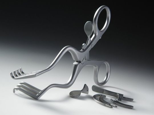 Metallpulverspritzguss in der Chirurgie im Einsatz: Der gewählte Werkstoff und eine entsprechende Wärmebehandlung garantieren dem Wundspreizer ein hohes Maß an Festigkeit und Härte in einem eng definierten Toleranzbereich. Bei den Innen- und Außenverzahnungen kommen die Vorteile der MIM-Technik voll zum Tragen. Bilder: OBE Metallpulverspritzguss in der Chirurgie im Einsatz: Der gewählte Werkstoff und eine entsprechende Wärmebehandlung garantieren dem Wundspreizer ein hohes Maß an Festigkeit und Härte in einem eng definierten Toleranzbereich. Bei den Innen- und Außenverzahnungen kommen die Vorteile der MIM-Technik voll zum Tragen. Bilder: OBE
