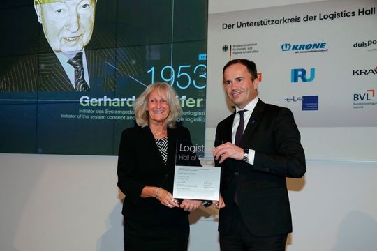 Traute Schäfer, Gesellschafterin von SSI Schäfer und Tochter von Gerhard Schäfer, erhielt die posthum an ihren Vater verliehene Urkunde der „Logistics Hall of Fame“ von Dr. Jochen Köckler, Vorstand der Deutschen Messe. Traute Schäfer, Gesellschafterin von SSI Schäfer und Tochter von Gerhard Schäfer, erhielt die posthum an ihren Vater verliehene Urkunde der „Logistics Hall of Fame“ von Dr. Jochen Köckler, Vorstand der Deutschen Messe.