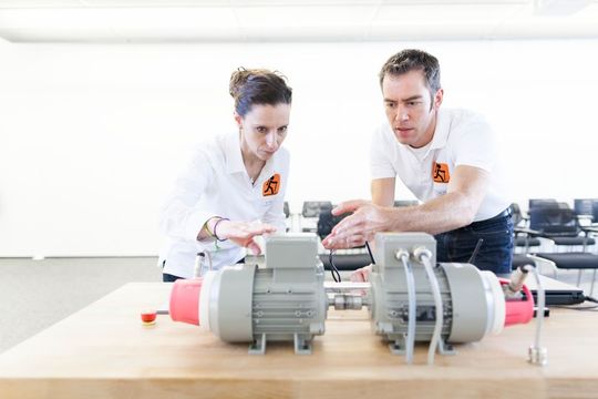 Das direkte Messen der Motortemperatur ist oft kaum möglich. Eine Simulation ermöglicht nun die genaue Ermittlung der nötigen Abkühlzeiten, um eine Überhitzung zu verhindern. Das direkte Messen der Motortemperatur ist oft kaum möglich. Eine Simulation ermöglicht nun die genaue Ermittlung der nötigen Abkühlzeiten, um eine Überhitzung zu verhindern.