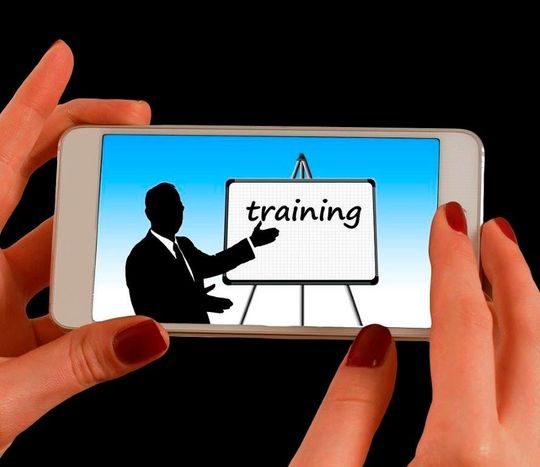 Das zirka 60-minütige „Online-Training Medizinprodukteberater“ für Personen im Außen- und Innendienst vermittelt in vier interaktiven Modulen à 15 Minuten aktuelle und relevante Inhalte. Das zirka 60-minütige „Online-Training Medizinprodukteberater“ für Personen im Außen- und Innendienst vermittelt in vier interaktiven Modulen à 15 Minuten aktuelle und relevante Inhalte.
