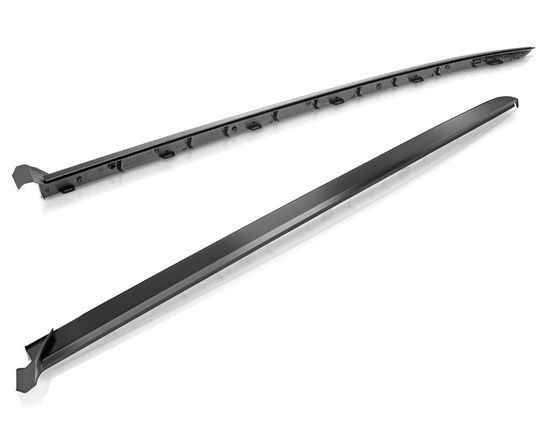 Diese Oberfläche einer A-Säulenverkleidung brilliert mit ihrem Hochglanzfinish in Piano Black. Das Verfahren Colorform von Krauss-Maffei macht es möglich, dass das Rohteil im Spritzgießwerkzeug mit einem Zweikomponenten-Polyurea-Lacksystem überflutet werden kann. Diese Oberfläche einer A-Säulenverkleidung brilliert mit ihrem Hochglanzfinish in Piano Black. Das Verfahren Colorform von Krauss-Maffei macht es möglich, dass das Rohteil im Spritzgießwerkzeug mit einem Zweikomponenten-Polyurea-Lacksystem überflutet werden kann.
