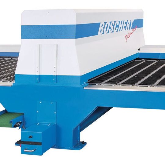 Komplettansicht der Fiber-Laser-Maschine von Boschert in Kompakt-Bauweise mit feststehendem Tisch, Blechtransport in X-Richtung und „fliegendem“ Laserkopf in Y-Richtung. Komplettansicht der Fiber-Laser-Maschine von Boschert in Kompakt-Bauweise mit feststehendem Tisch, Blechtransport in X-Richtung und „fliegendem“ Laserkopf in Y-Richtung.