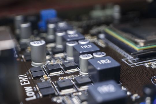Bitte nicht stören: Von synchronen Buck-Wandlern können hochfrequente, leitungsgeführte und abgestrahlte Störaussendungen ausgehen. Bitte nicht stören: Von synchronen Buck-Wandlern können hochfrequente, leitungsgeführte und abgestrahlte Störaussendungen ausgehen.