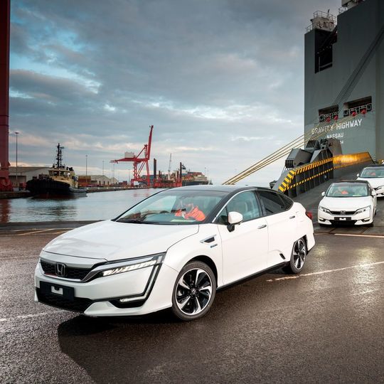 Der Clarity Fuel Cell feierte dieses Jahr in Genf seine Europa-Premiere. Ab Dezember sollen mit den Fahrzeugen weitere Alltagserfahrungen gesammelt werden. Der Clarity Fuel Cell feierte dieses Jahr in Genf seine Europa-Premiere. Ab Dezember sollen mit den Fahrzeugen weitere Alltagserfahrungen gesammelt werden.