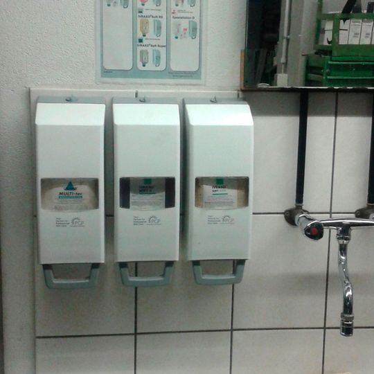 Neue, geschlossene Spendersysteme, wie im Bereich der Elektrowerkstat, gehören bei RHI nun zur Standardausstattung. Neue, geschlossene Spendersysteme, wie im Bereich der Elektrowerkstat, gehören bei RHI nun zur Standardausstattung.