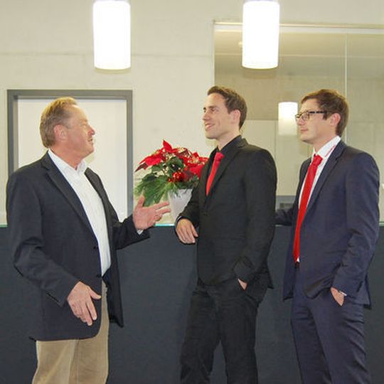 Abschied mit lachendem Auge: Wenn Erich Schemm (links) zum Jahresende das tecnotron-Schiff verlässt, ist die Kommandobrücke gut besetzt. Sein Sohn Florian (rechts) und Alex Weyerich (Mitte) sind bereits bestens auf den Unternehmenskurs eingestimmt.