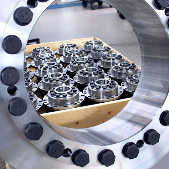 Mit neuen Schrumpfscheiben für die Außenspannung von großen Hohlwellen reagiert Ringspann vor allem auf die wachsenden Anforderungen der Anlagenbauer in Windkraft- und Montantechnik.