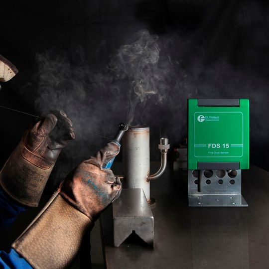 Das Feinstaubmesssystem besitzt zwei optische Sensoren, die den Staubgehalt auf Basis der Streulichtmessung ermitteln. Das Gerät kann individuell kalibriert werden – so lässt es sich etwa auf die Messung unterschiedlicher Staubarten wie Schweißrauch oder silikatische Stäube einstellen – und verfügt über verschiedene Schnittstellen zur Ausgabe der Daten. Das Feinstaubmesssystem besitzt zwei optische Sensoren, die den Staubgehalt auf Basis der Streulichtmessung ermitteln. Das Gerät kann individuell kalibriert werden – so lässt es sich etwa auf die Messung unterschiedlicher Staubarten wie Schweißrauch oder silikatische Stäube einstellen – und verfügt über verschiedene Schnittstellen zur Ausgabe der Daten.