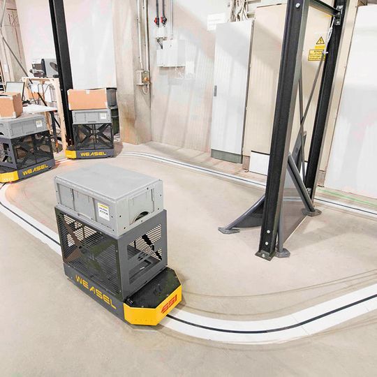 In Zeiten von Industrie 4.0 sind die flexiblen Integrationsmöglichkeiten des Weasel ein entscheidender Faktor für Anwender. Selbst unzugängliche Bereiche werden durch den Einsatz der kleinen Fahrzeuge nutzbar. In Zeiten von Industrie 4.0 sind die flexiblen Integrationsmöglichkeiten des Weasel ein entscheidender Faktor für Anwender. Selbst unzugängliche Bereiche werden durch den Einsatz der kleinen Fahrzeuge nutzbar.