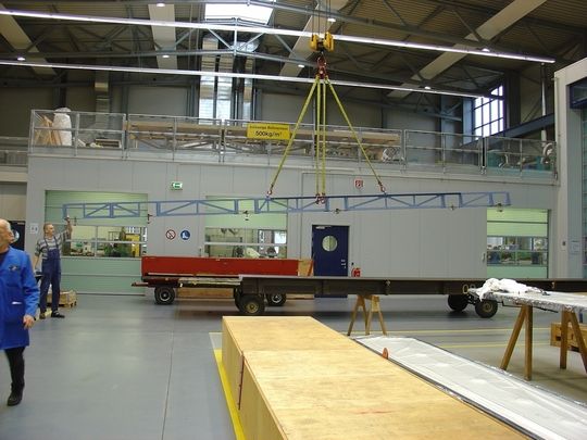 Aus Fertigungsresten der Flugzeugindustrie hergestellt: Das Gehänge, mit dem ein spezielles Flugzeugteil transportiert wird, besteht aus CFK-Platten. Bei einer Tragkraft von 300 kg und einer Länge von 10 m, wiegt es nur 45 kg und kann von zwei Personen gut gehandhabt werden. Bilder: HADEG Recycling Aus Fertigungsresten der Flugzeugindustrie hergestellt: Das Gehänge, mit dem ein spezielles Flugzeugteil transportiert wird, besteht aus CFK-Platten. Bei einer Tragkraft von 300 kg und einer Länge von 10 m, wiegt es nur 45 kg und kann von zwei Personen gut gehandhabt werden. Bilder: HADEG Recycling