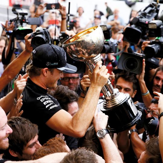 Nico Rosberg nach dem Gewinn des Großen Preis von Japan. Damit wurde Rosberg Weltmeister und sein Team hatte die Konstrukteursweltmeisterschaft der Formel 1 in der Tasche. Nico Rosberg nach dem Gewinn des Großen Preis von Japan. Damit wurde Rosberg Weltmeister und sein Team hatte die Konstrukteursweltmeisterschaft der Formel 1 in der Tasche.