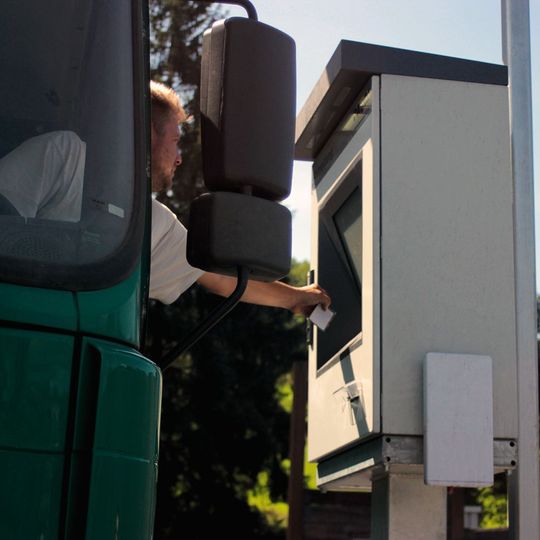 Anmeldung am Terminal: Kraftfahrer können sich mit ihrer jeweiligen Buchungsnummer am Selbstbedienterminal anmelden und erhalten dort ihren Pager. Anmeldung am Terminal: Kraftfahrer können sich mit ihrer jeweiligen Buchungsnummer am Selbstbedienterminal anmelden und erhalten dort ihren Pager.