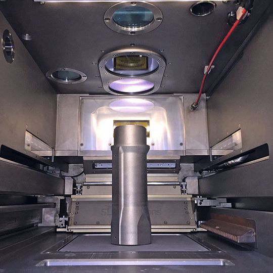 Der Hochdruckreaktor garantiert als additiv gefertigtes Druckgerät die Einsatzfähigkeit bei extrem kritischen Nutzungsbedingungen wie Druck, Temperatur und chemisch korrosivem Angriff der darin verarbeiteten Medien.