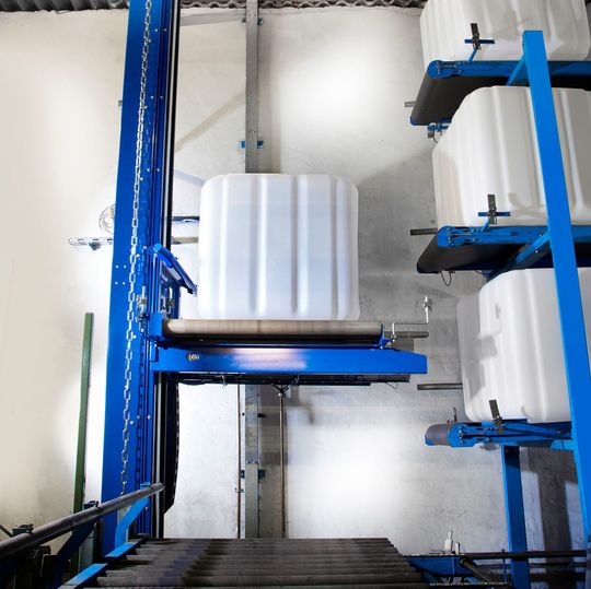Der Transportlift von AMI hebt die IBC-Blasen bei WERIT sicher und effizient bis auf 9 m Höhe. Der Transportlift von AMI hebt die IBC-Blasen bei WERIT sicher und effizient bis auf 9 m Höhe.