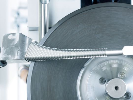 Präzision für die Medizintechnik. Hier zu sehen: Hinterschleifen einer Hüftraspel auf einer Haas-Schleifmaschine Multigrind CA. Präzision für die Medizintechnik. Hier zu sehen: Hinterschleifen einer Hüftraspel auf einer Haas-Schleifmaschine Multigrind CA.