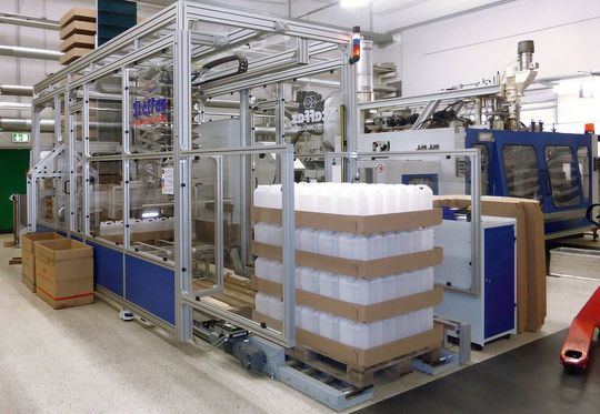 Packanlage S-Pack-Pal-T von Steffes zum Sammeln, Packen und Palettieren von Hohlkörpern verschiedenster Art, realisiert aus Aluminiumprofilen und Fördertechnik von MK. Packanlage S-Pack-Pal-T von Steffes zum Sammeln, Packen und Palettieren von Hohlkörpern verschiedenster Art, realisiert aus Aluminiumprofilen und Fördertechnik von MK.