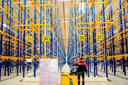 Noch ist das Innere des neuen Fressnapf-Logistikzentrums im Logport ziemlich übersichtlich – aber das wird sich rasch ändern. Noch ist das Innere des neuen Fressnapf-Logistikzentrums im Logport ziemlich übersichtlich – aber das wird sich rasch ändern.