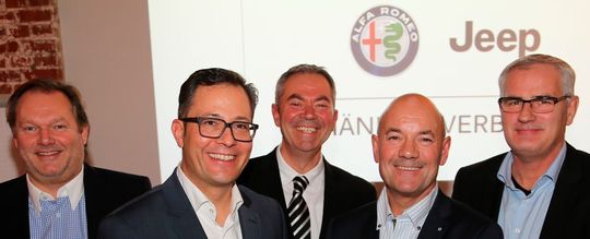 Der Vorstand des Alfa Romeo & Jeep-Händlerverbands (von links): Thomas Gauch, Adrian Glöckner, Bernd Wiesemes, Peter Jakob und Martin Lauer – zum Vergrößern bitte klicken.