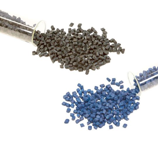 Ensinger stellte auf der K 2016 in Düsseldorf neu entwickelte Compounds für abschirmende Kunststoffgehäuse vor. Durch die Einarbeitung absorbierender Füllstoffe sei es gelungen, Raumresonanzen zu glätten und somit Dämpfungseinbrüche entscheidend zu minimieren.