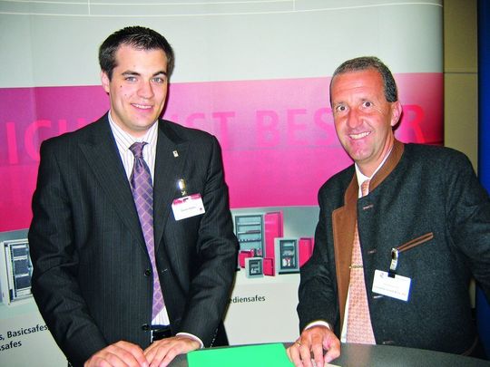 Daniel Baßin, Account Manager, und Wolfgang Ritt, Leiter Vertriebsingenieure bei Lampertz Daniel Baßin, Account Manager, und Wolfgang Ritt, Leiter Vertriebsingenieure bei Lampertz