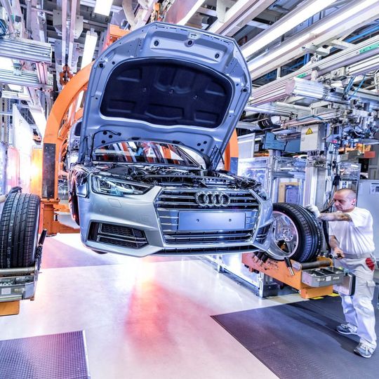 Für weitere zwei Jahre garantiert Audi 61.000 Mitarbeitern einen sicheren Arbeitsplatz. Für weitere zwei Jahre garantiert Audi 61.000 Mitarbeitern einen sicheren Arbeitsplatz.